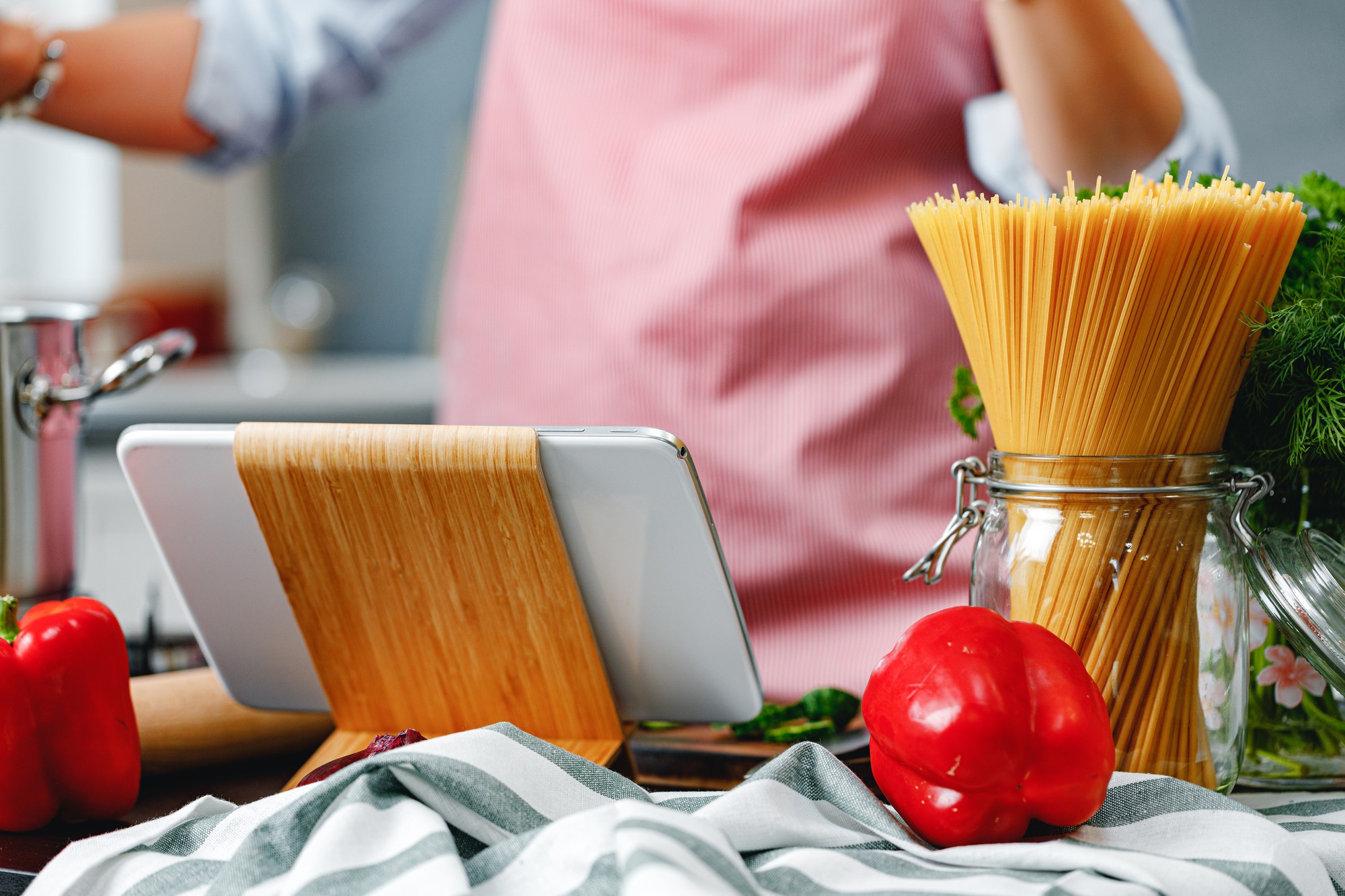 Piccola cucina di laboratorio con attrezzi tradizionali